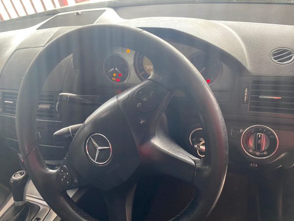 Mercedes-Benz C200 (2008) - Image 7